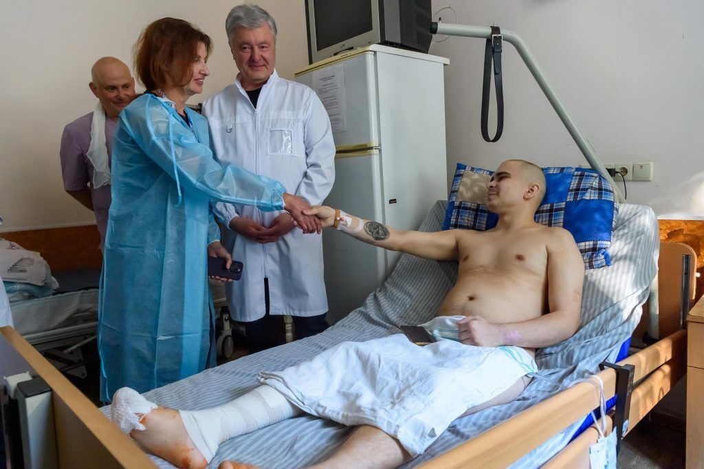 Вдохновляющий герой: Порошенко с женой встретились с раненым бойцом, который в первые дни вторжения сбил "Иглой" российский Су-30
