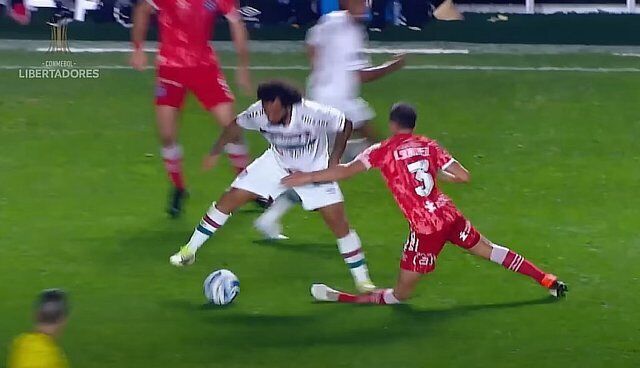 "Одна из самых жутких травм в футболе". Легенда "Реала" расплакался, увидев, что сделал с соперником. Видео 18+