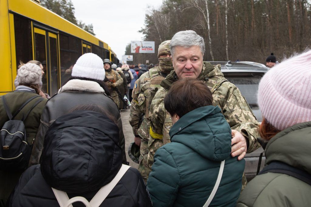 Вдохновляющий герой: Порошенко с женой встретились с раненым бойцом, который в первые дни вторжения сбил "Иглой" российский Су-30