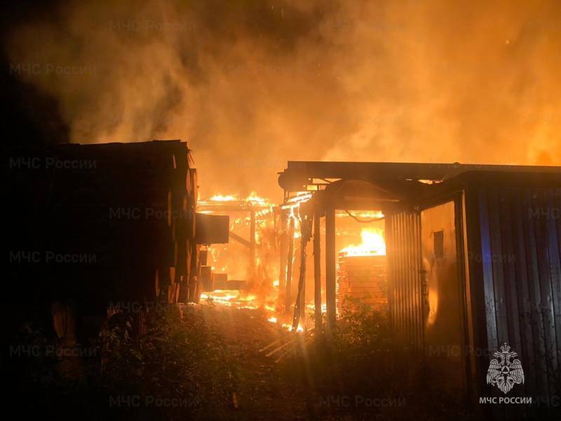 Россия продолжает пылать: в центре Брянска разгорелся пожар. Фото и видео