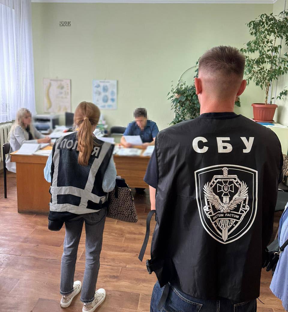 У Києві затримали "бізнесмена", який обіцяв чоловіку за $5 тис. пришвидшити отримання довідки про групу інвалідності. Фото