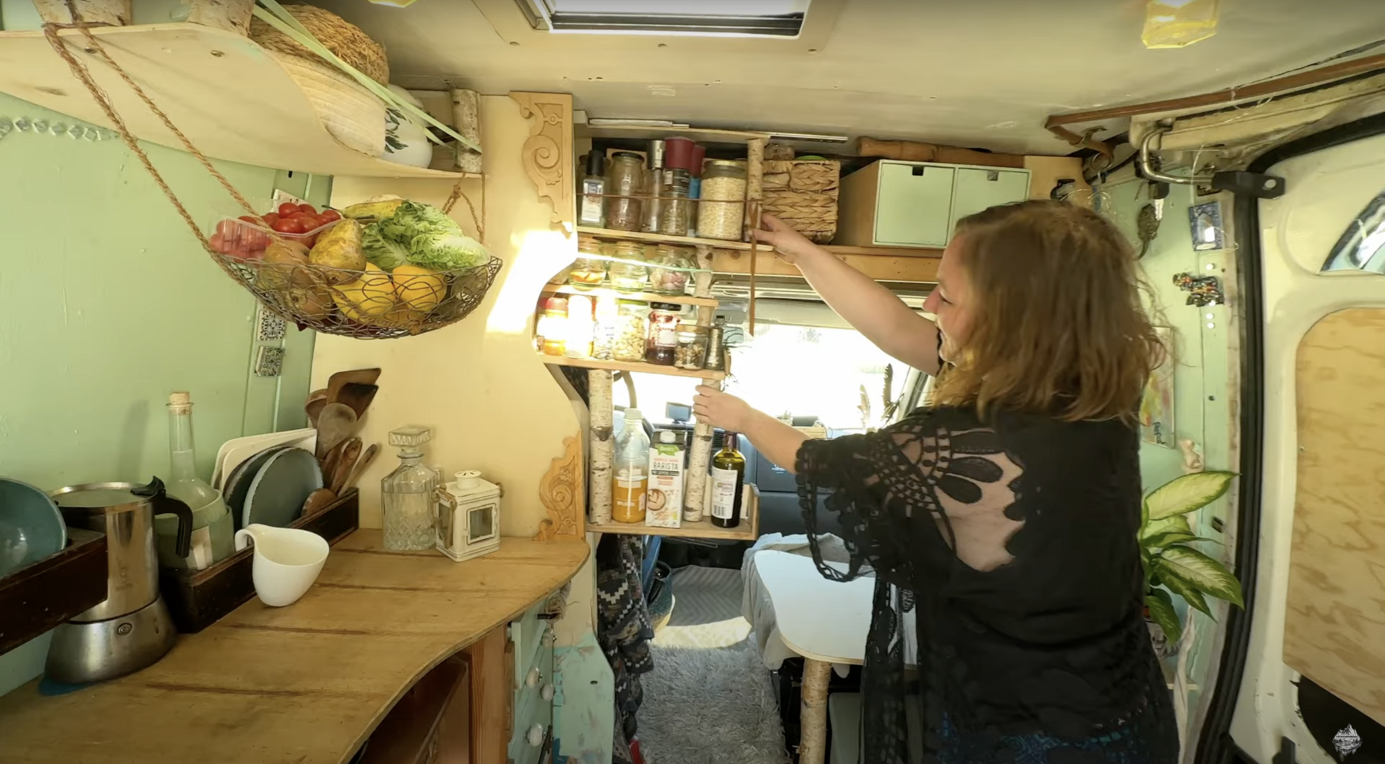 Жінка перетворила свій старий мінівен на будинок мрії за 4500 доларів: як він виглядає зсередини