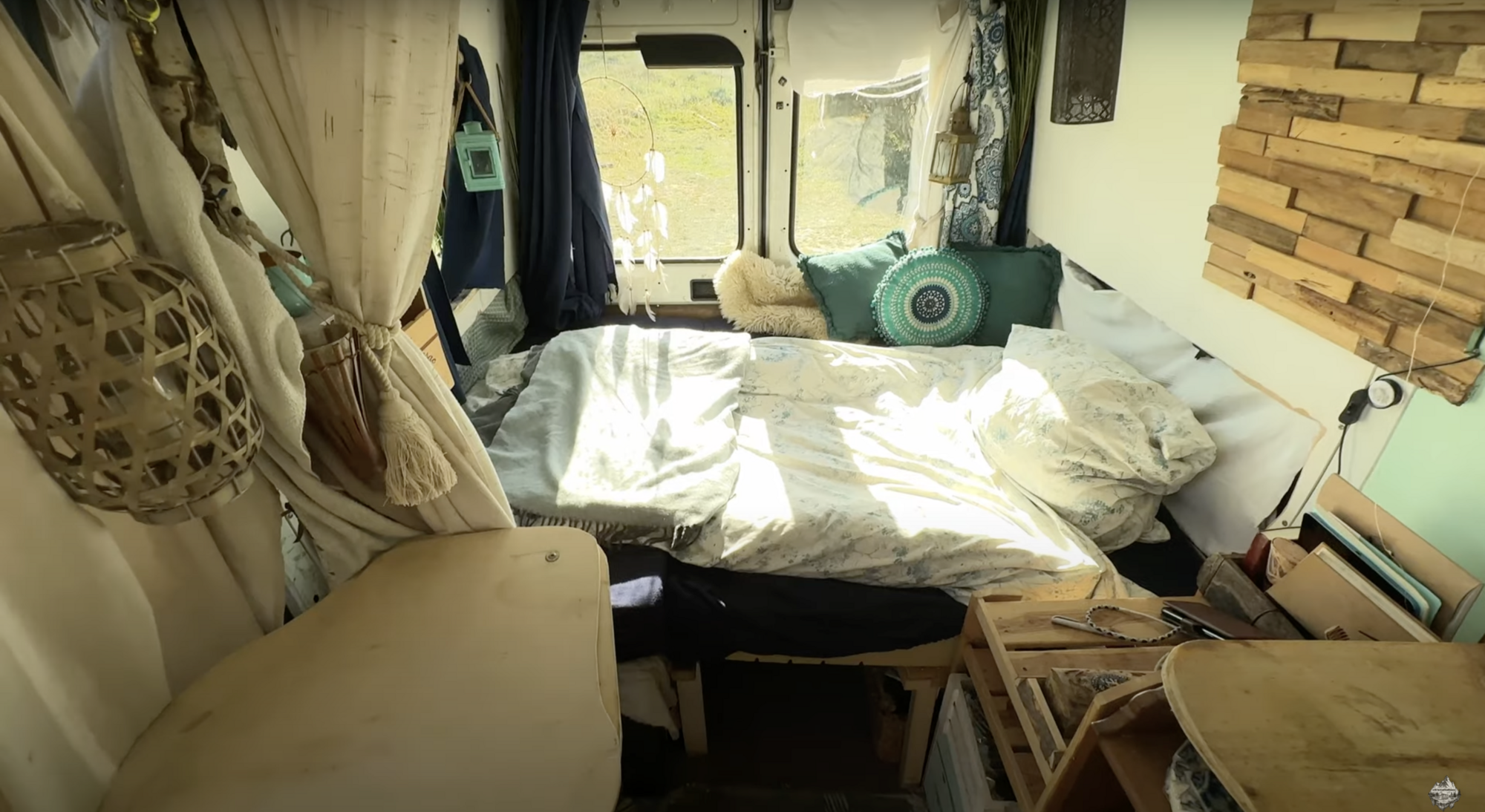 Жінка перетворила свій старий мінівен на будинок мрії за 4500 доларів: як він виглядає зсередини