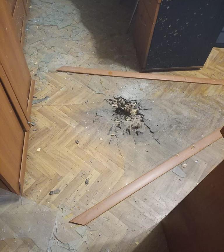 На Дніпропетровщині чоловік увірвався до пенсійного фонду з гранатою та взяв заручницю: прогримів вибух. Фото