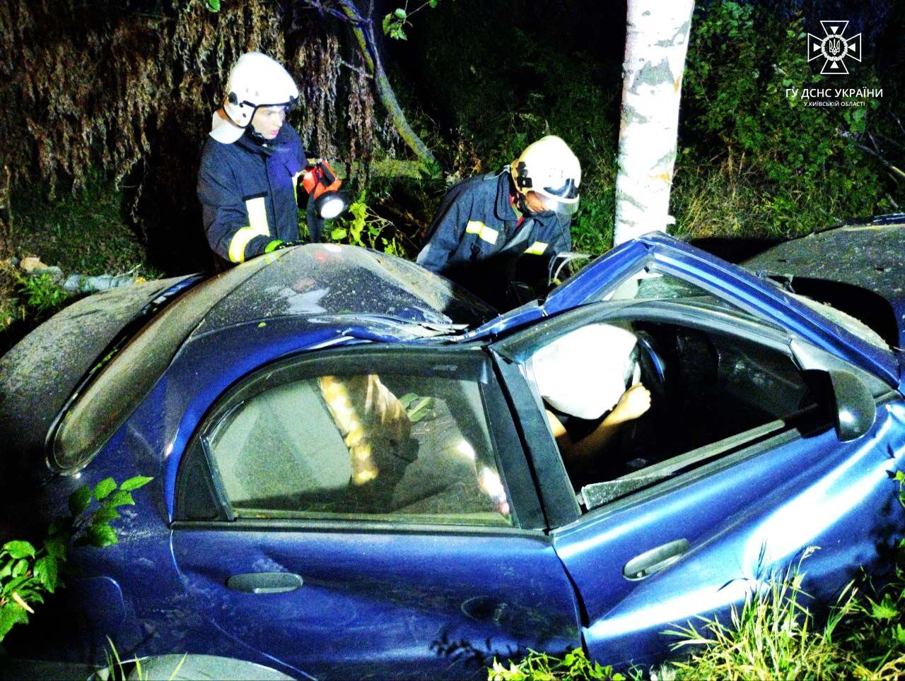 У Борисполі легковик на швидкості з'їхав у кювет та зіткнувся з деревом: водія з машини діставали рятувальники. Фото