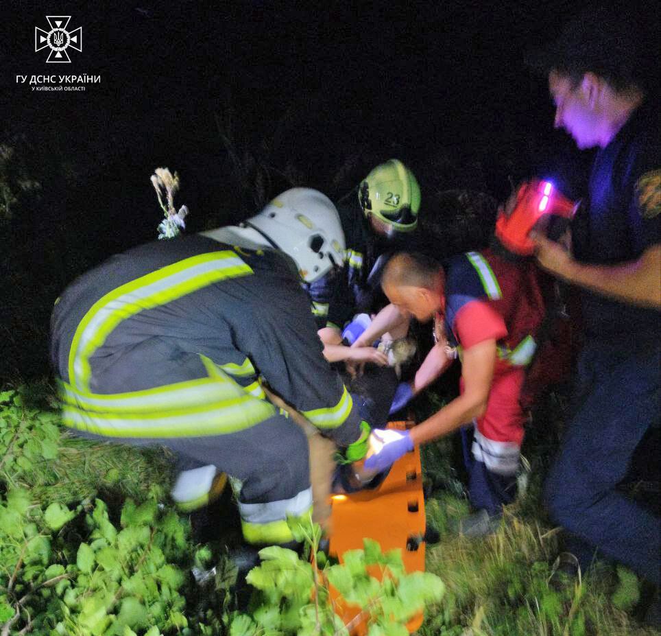 В Борисполе легковушка на скорости съехала в кювет и столкнулась с деревом: водителя из машины доставали спасатели. Фото