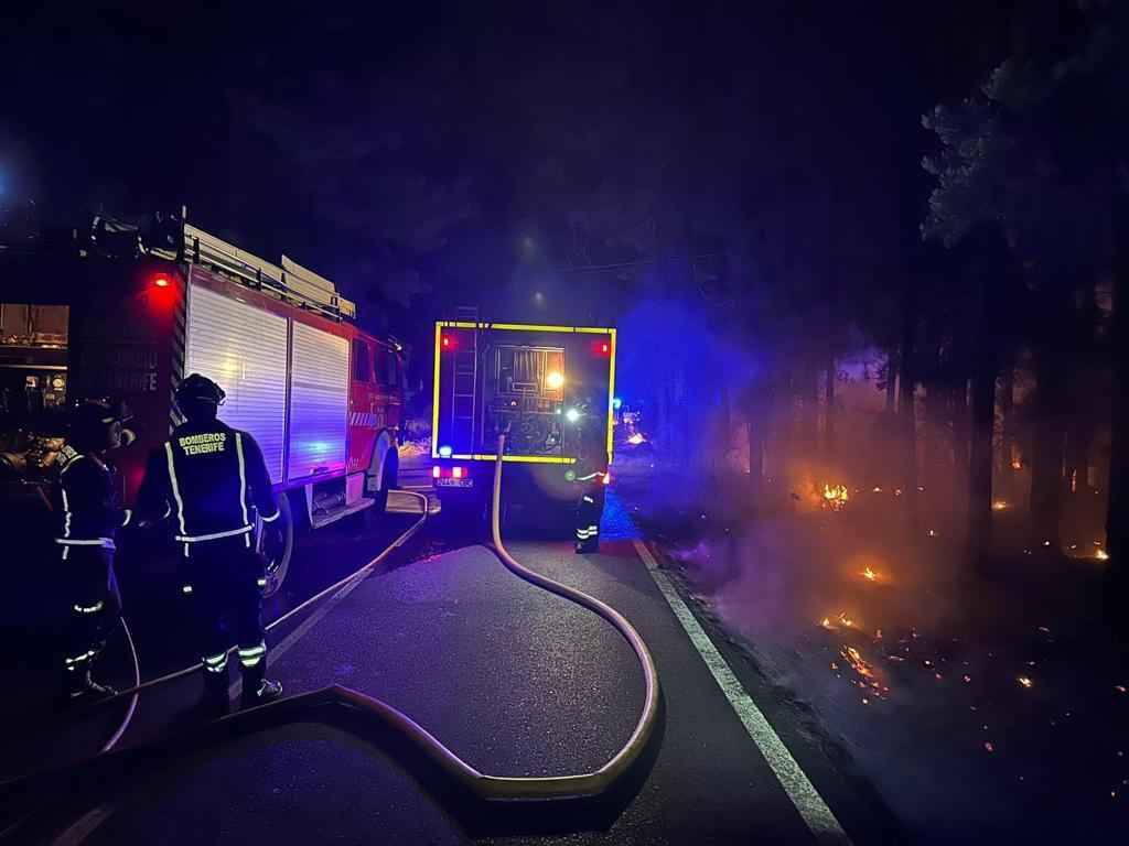 В Іспанії на острові Тенерифе не вщухають лісові пожежі: довелося евакуювати 26 тис. осіб. Фото і відео