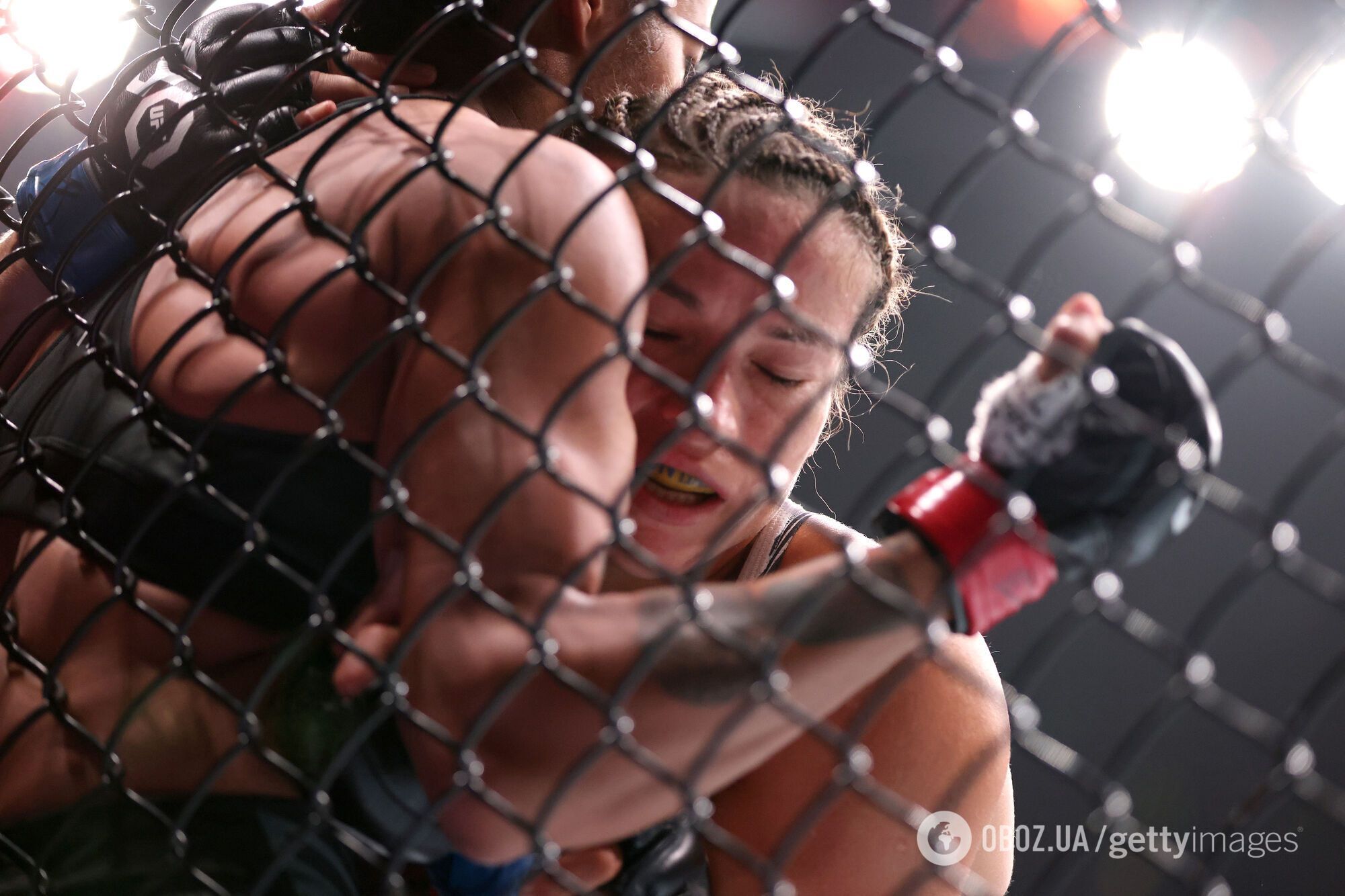 Украинскую девушку-бойца "задушили" гильотиной на старте боя в UFC. Видео