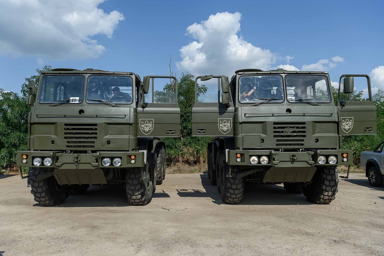 Найкращі тягачі для наших САУ: Порошенко привіз артилеристам ДШВ вантажівки Foden
