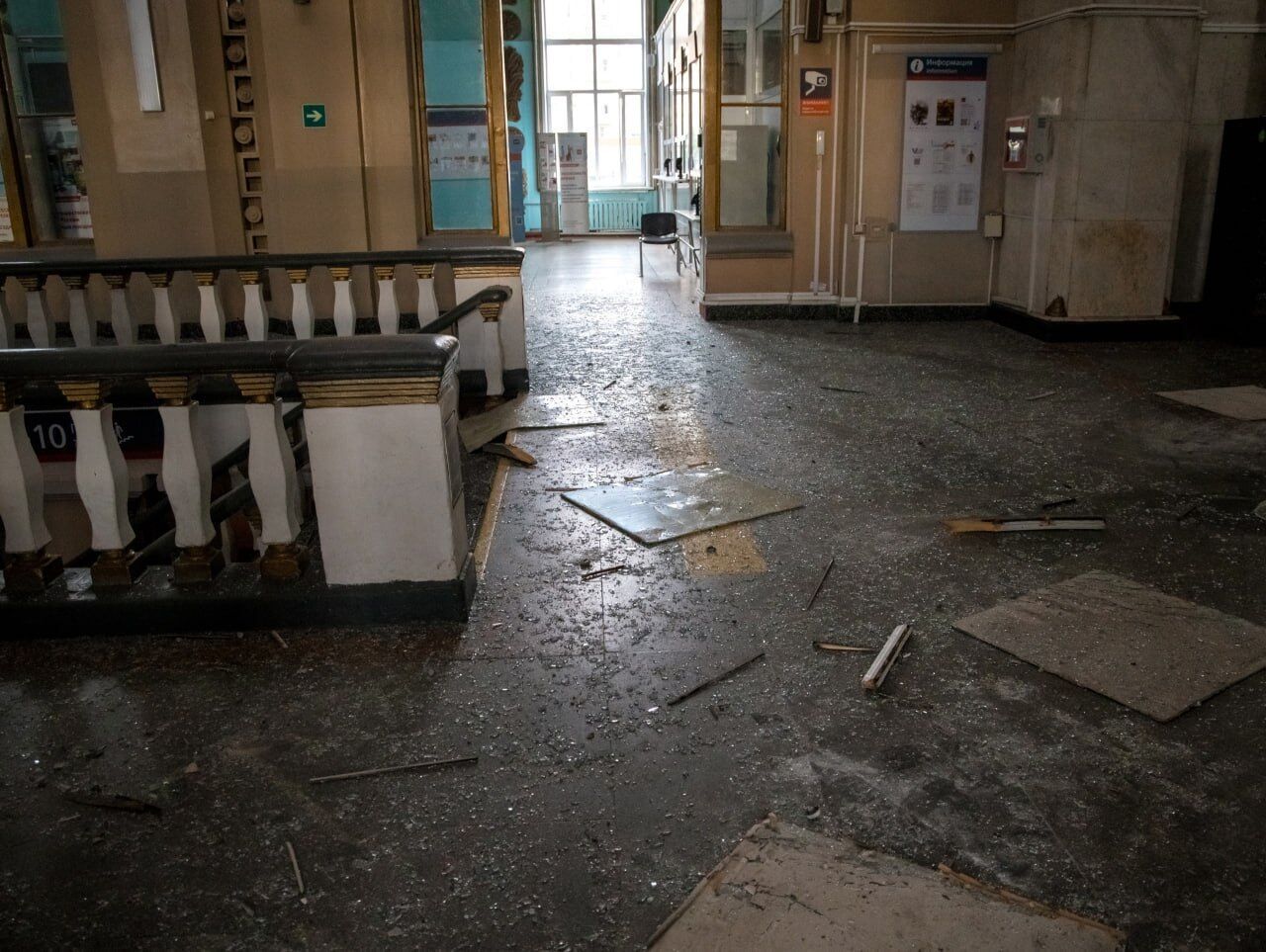 В Курске прогремел взрыв на вокзале, а в Подмосковье закрывали аэропорты: все детали ночной атаки на РФ. Фото и видео