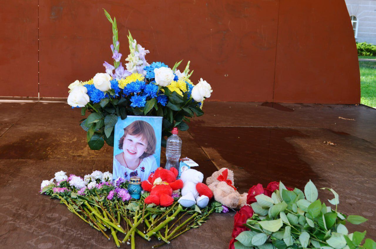 В Чернигове люди несут цветы и игрушки к драмтеатру в знак памяти о жертвах ракетного удара РФ. Фото