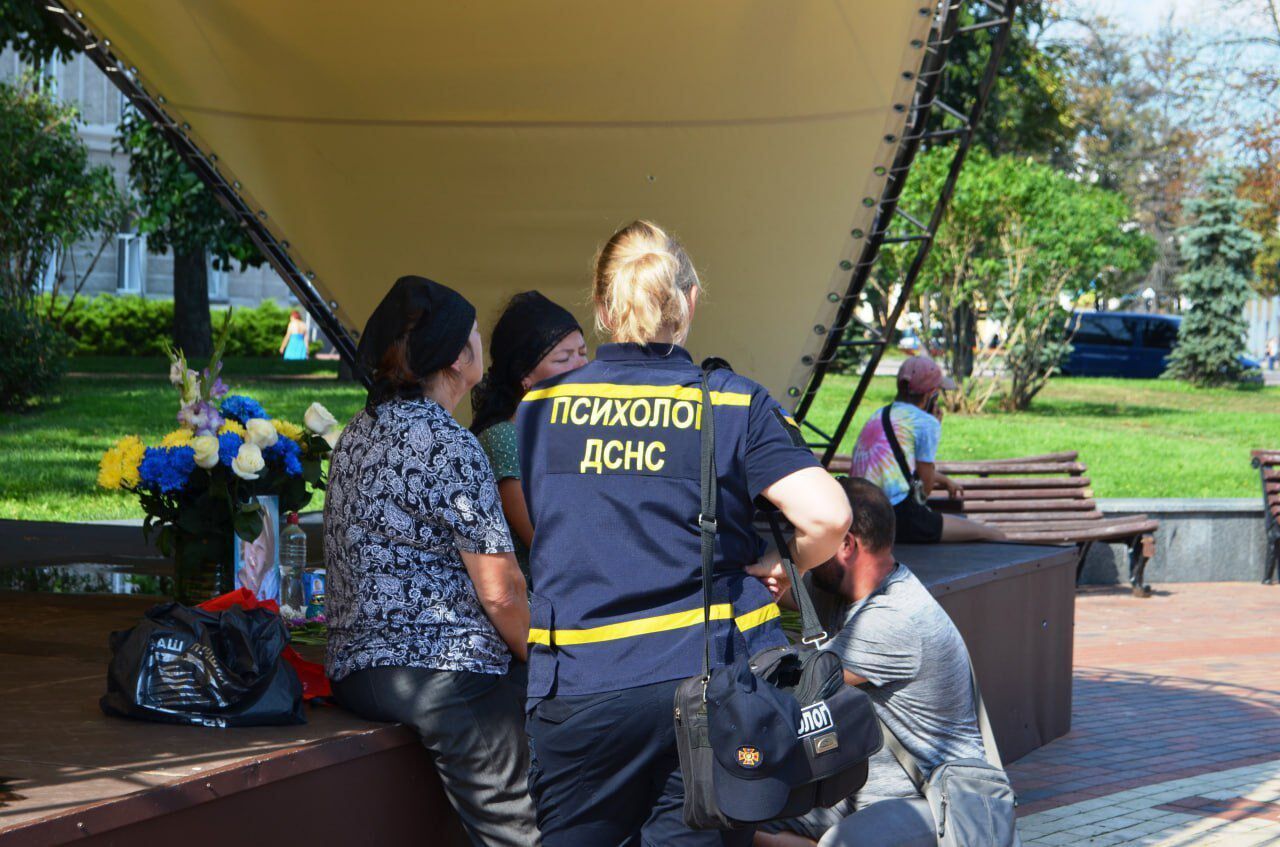 У Чернігові люди несуть квіти й іграшки до драмтеатру на знак пам'яті про жертв ракетного удару РФ. Фото 