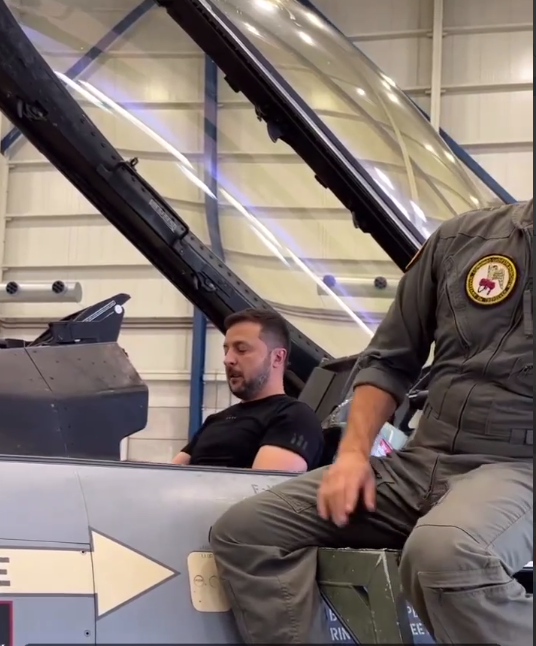 Зеленский в Нидерландах лично протестовал истребитель F-16, который получит Украина. Видео