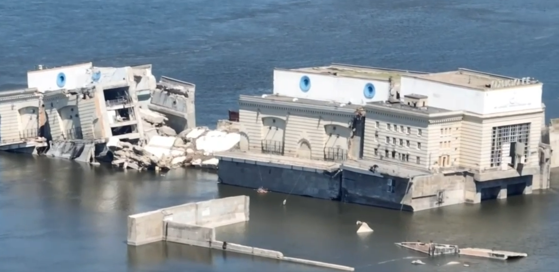Частина конструкцій повністю пішла під воду: у мережі показали, як зараз виглядає Каховська ГЕС. Відео