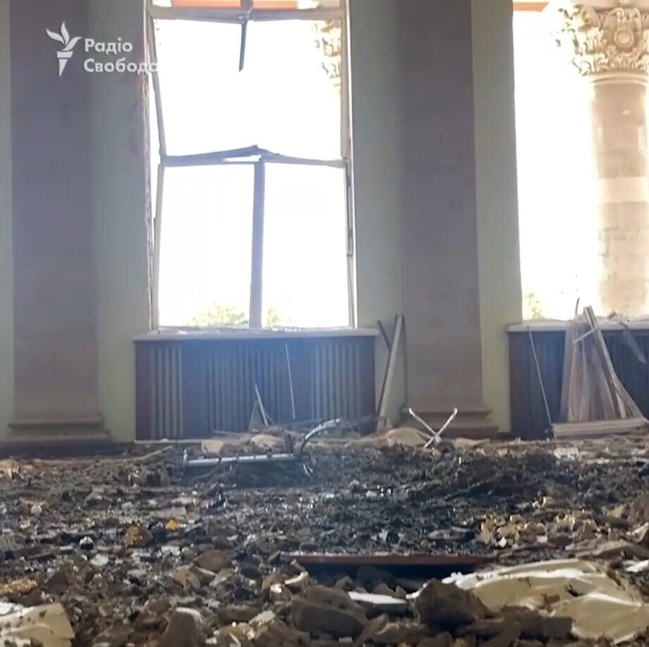 Уламки розкидані скрізь: у мережі показали кадри зсередини драмтеатру в Чернігові, куди влучила ракета РФ. Відео 