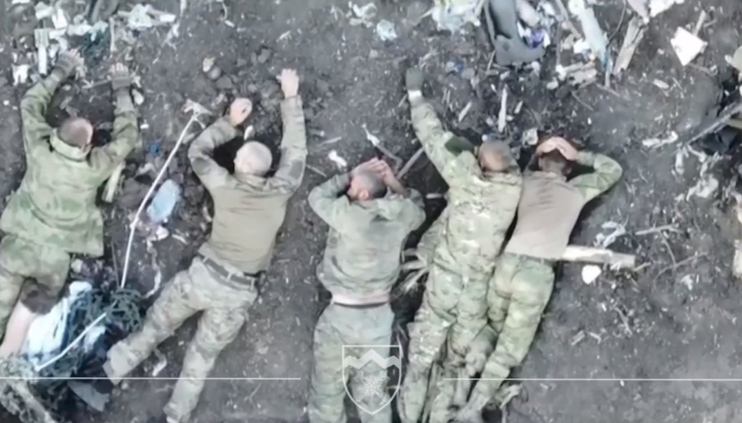 Воїни ЗСУ під час штурму ворожих позицій захопили в полон окупантів: ті почали скаржитися на командування РФ і відсутність води. Відео 