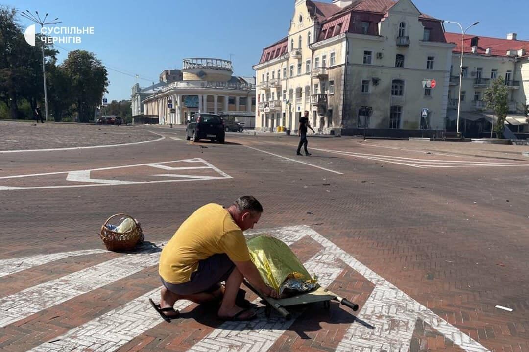 Йшли з церкви, приїхав пити каву, збиралася зустрітися з подружками: кого вбила російська ракета в Чернігові