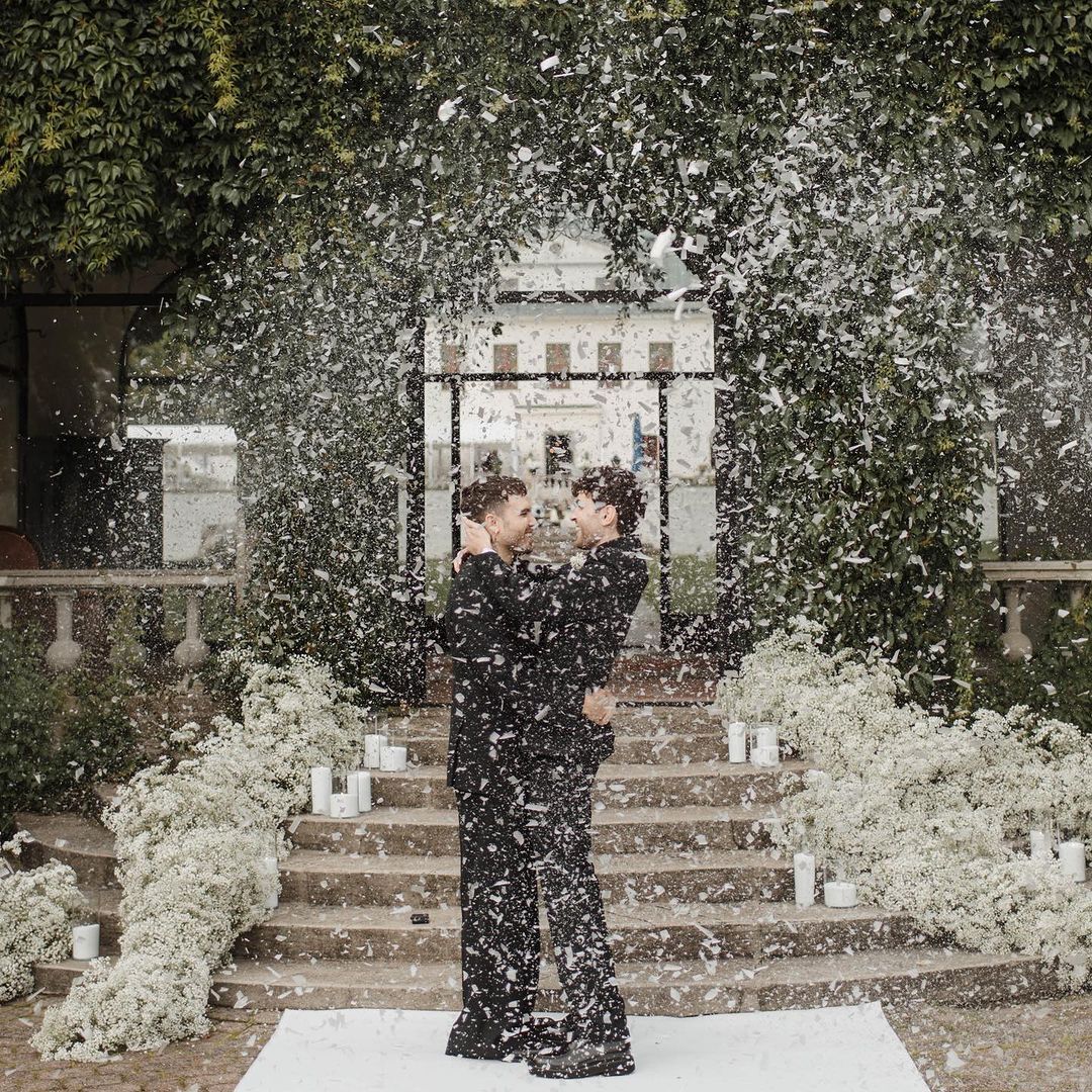 Победитель Евровидения-2019 сыграл свадьбу с бойфрендом в шведском замке: как выглядит пара. Фото