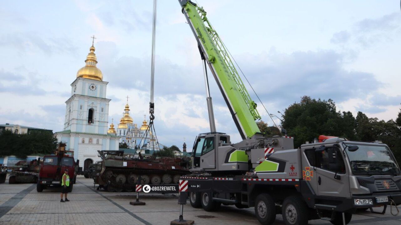 Танки, обломки ракет и артиллерия: в Киеве на Крещатике можно увидеть уничтоженную технику российских оккупантов. Фото и видео