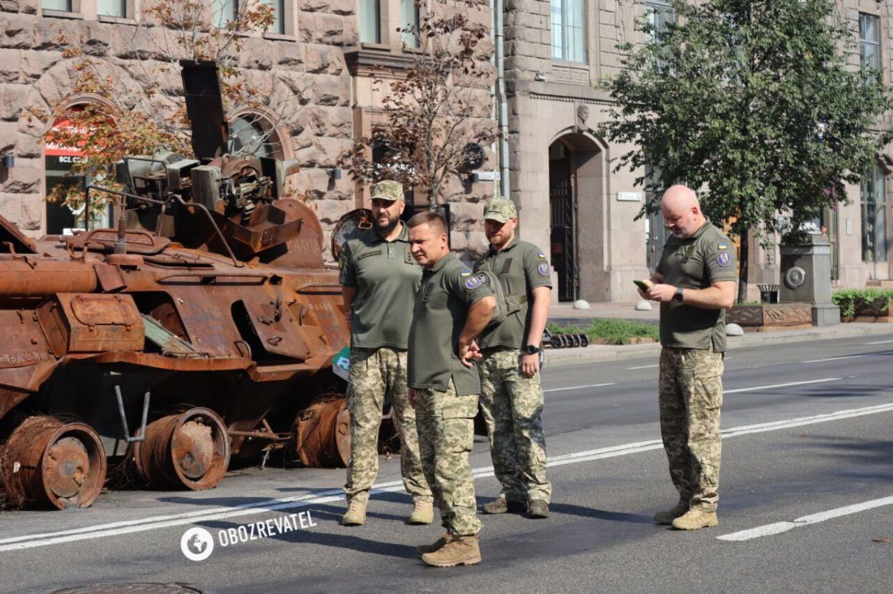 Танки, обломки ракет и артиллерия: в Киеве на Крещатике можно увидеть уничтоженную технику российских оккупантов. Фото и видео