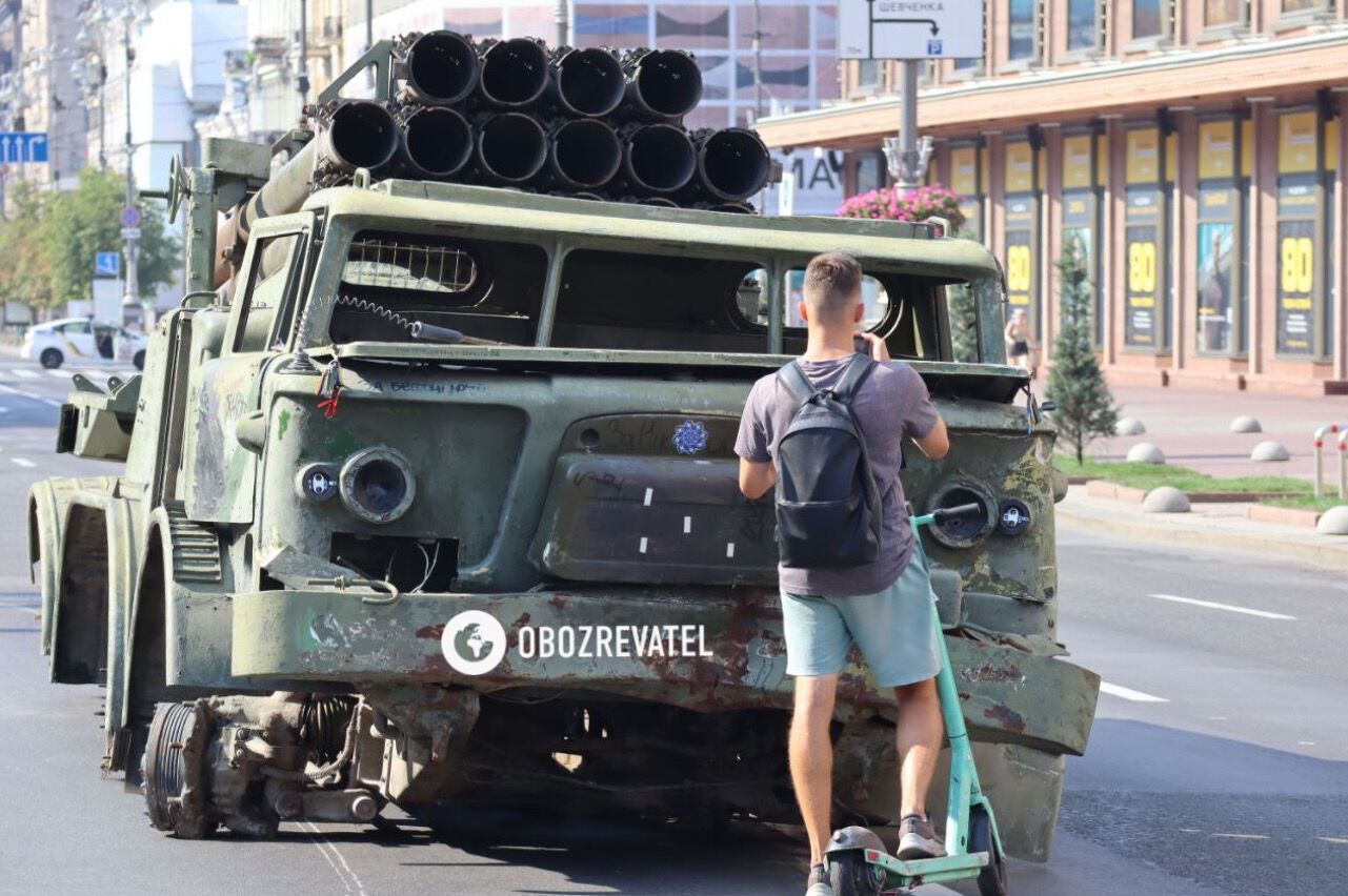 Танки, уламки ракет та артилерія: у Києві на Хрещатику можна буде побачити знищену техніку російських окупантів. Фото і відео