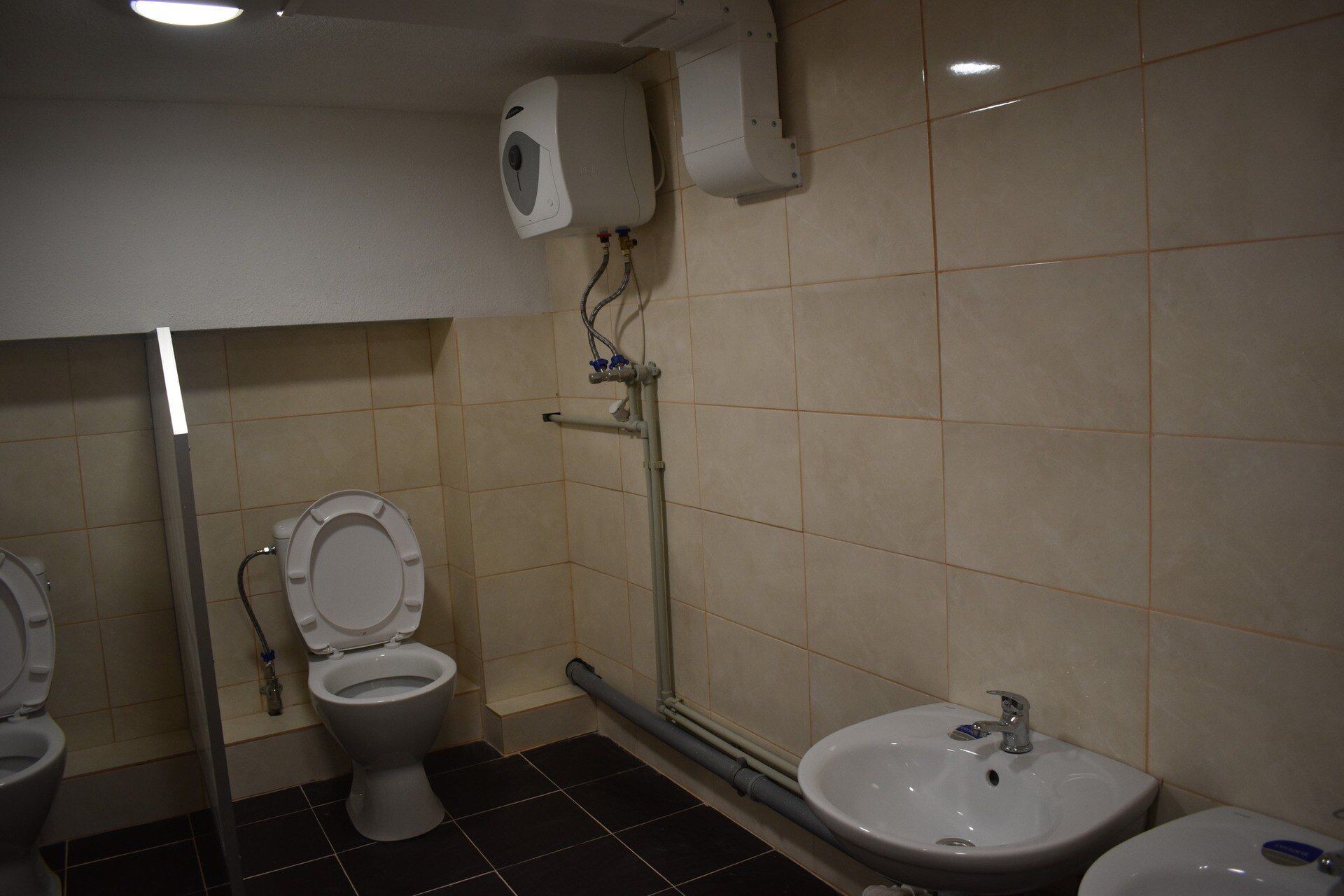 В Киевской области возник скандал из-за туалета в укрытии детского сада. Фото