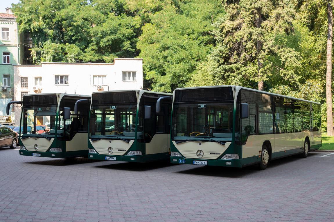 Київ отримав від українських благодійників три міські автобуси: Кличко показав машини та розповів подробиці