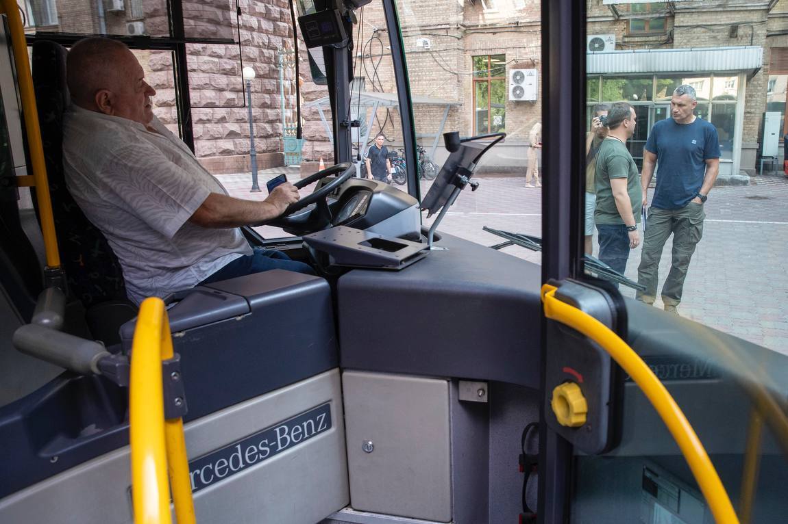 Київ отримав від українських благодійників три міські автобуси: Кличко показав машини та розповів подробиці