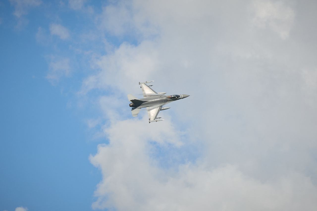 Літак F-16 у небі