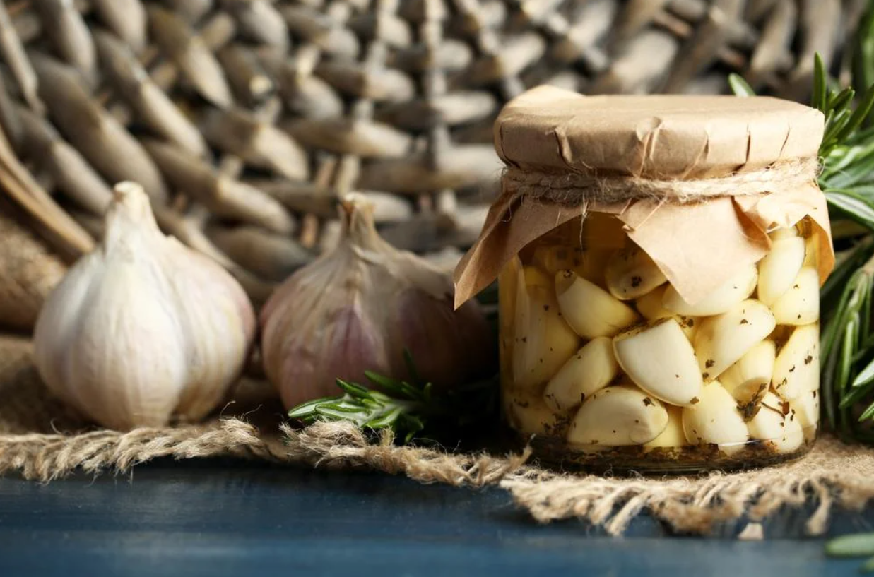 Маринованный чеснок в красной смородине на зиму – рецепт | FoodOboz