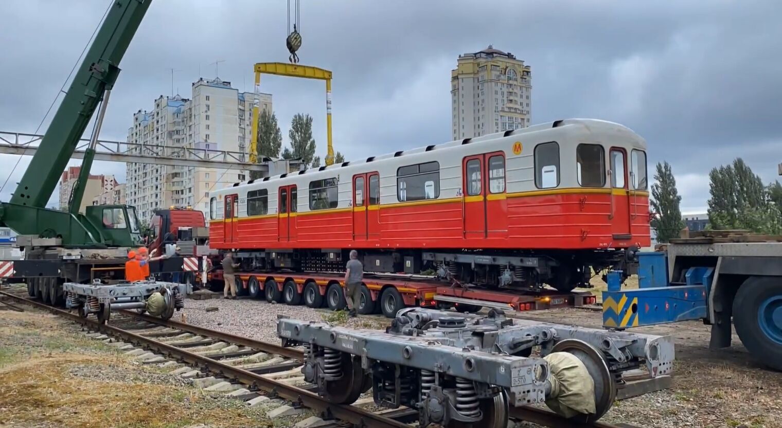 Киев получил очередную партию вагонов метро от варшавской подземки. Видео