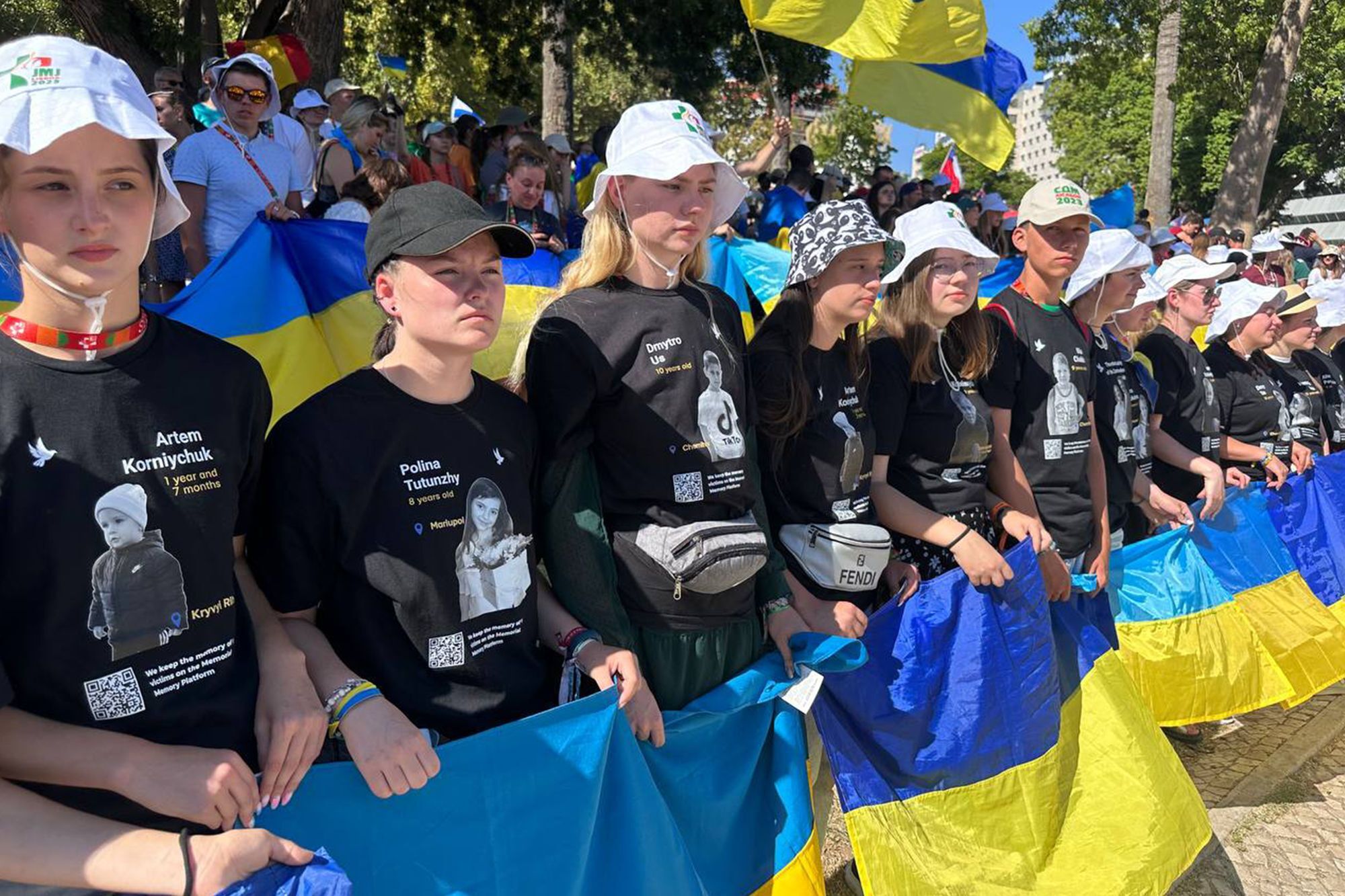 На черных футболках портреты убитых Россией детей: украинская молодежь пришла на Крестный путь с Папой в символическом наряде