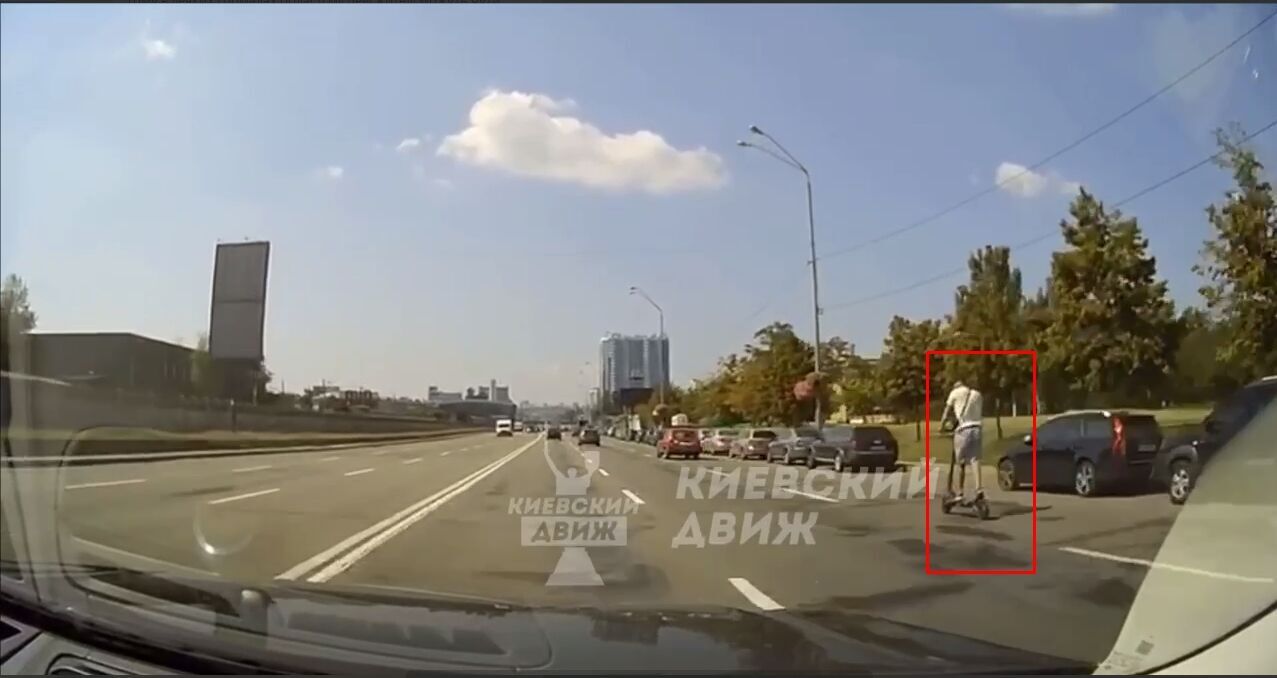 Навіть без шолома: у Києві чоловік на електросамокаті обганяв машини на швидкості 70 км/год. Відео