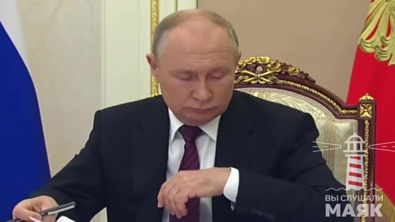 Снова двойник налажал? Путин вдруг забыл, на какой руке у него часы. Видео