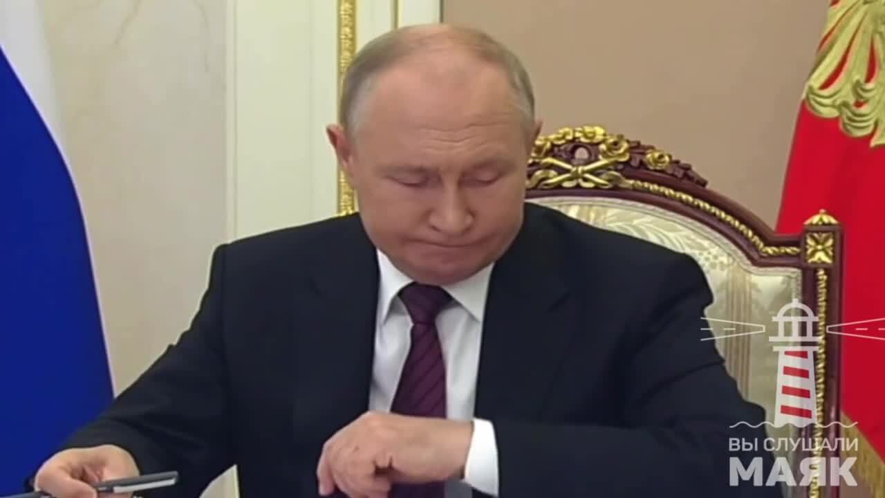 Снова двойник налажал? Путин вдруг забыл, на какой руке у него часы. Видео