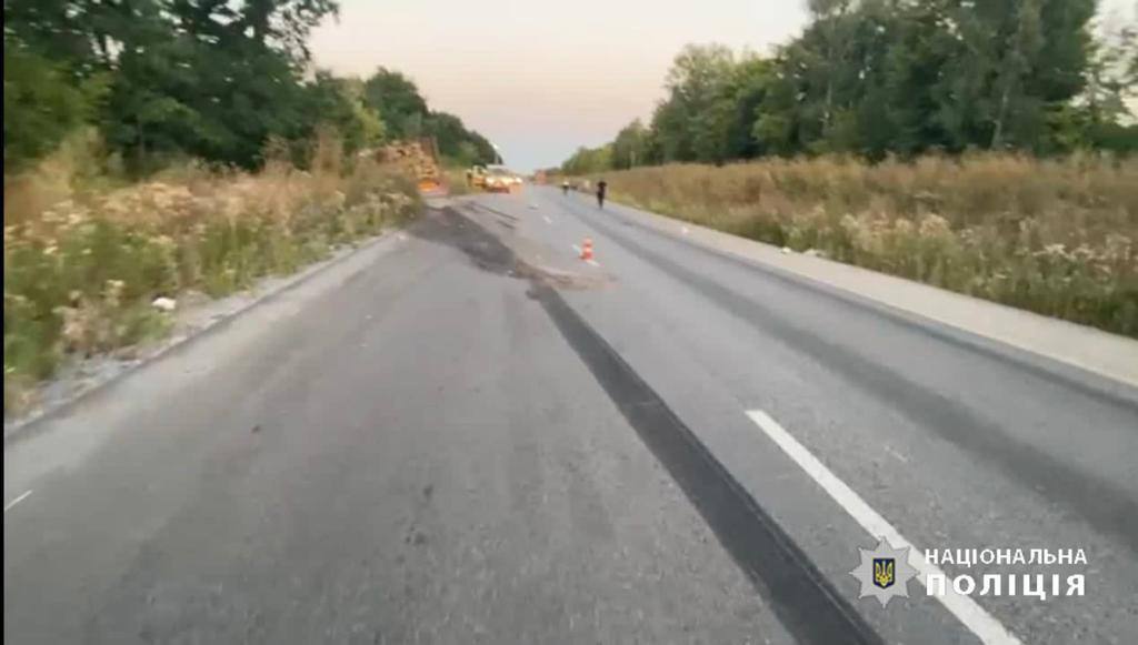 В Винницкой области легковушка столкнулась с грузовиком: погибли 12 человек, среди которых дети. Фото
