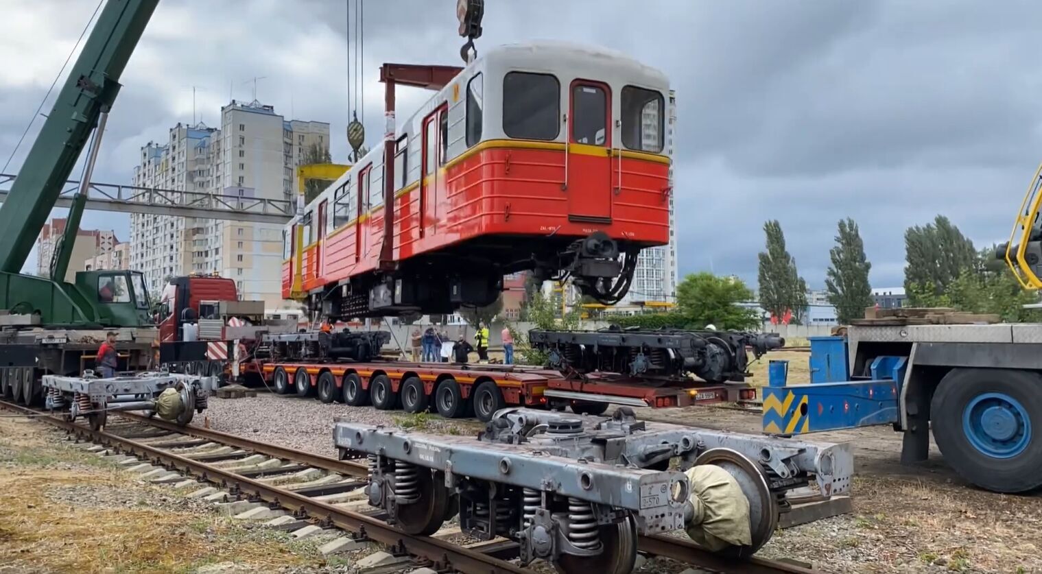 Киев получил очередную партию вагонов метро от варшавской подземки. Видео