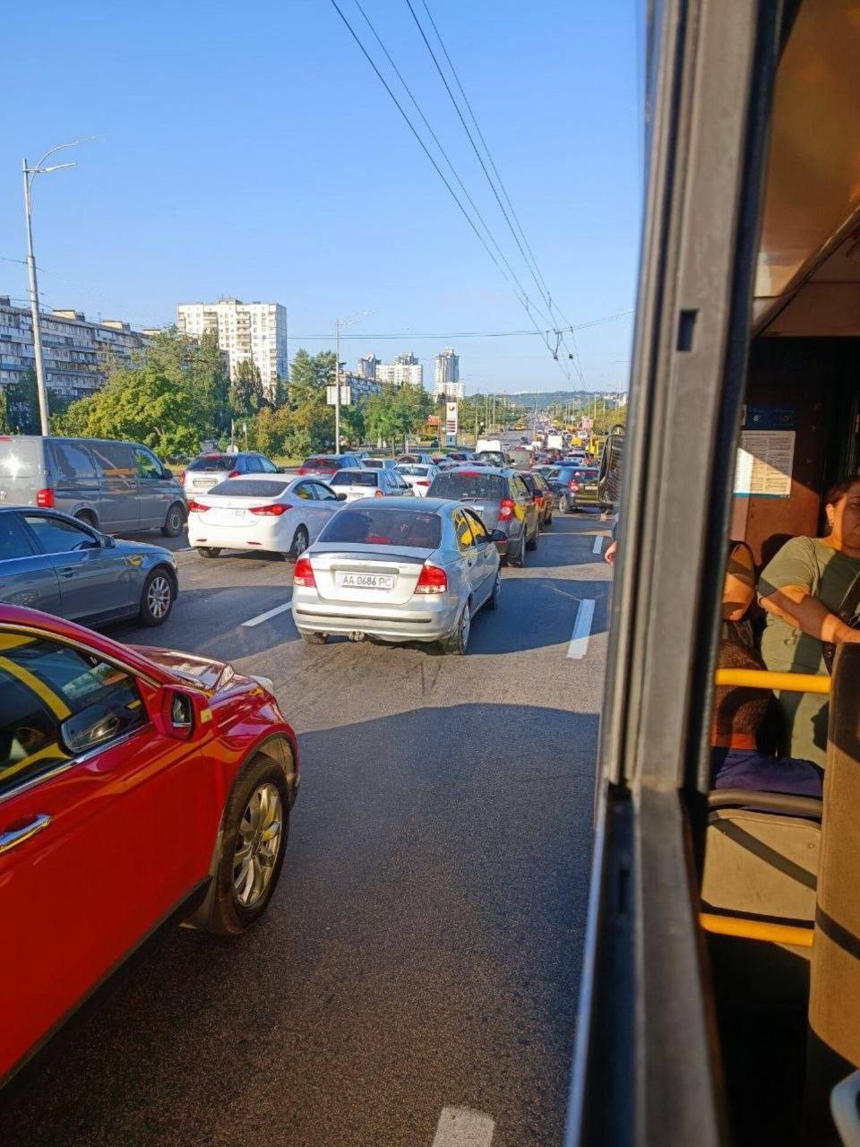 У Київ вранці виникло кілька великих заторів: де ускладнено рух авто. Фото та відео