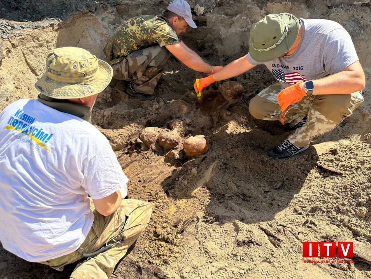 Під Києвом провели ексгумацію на місці радянського пам’ятника: виявили останки 16 осіб. Фото