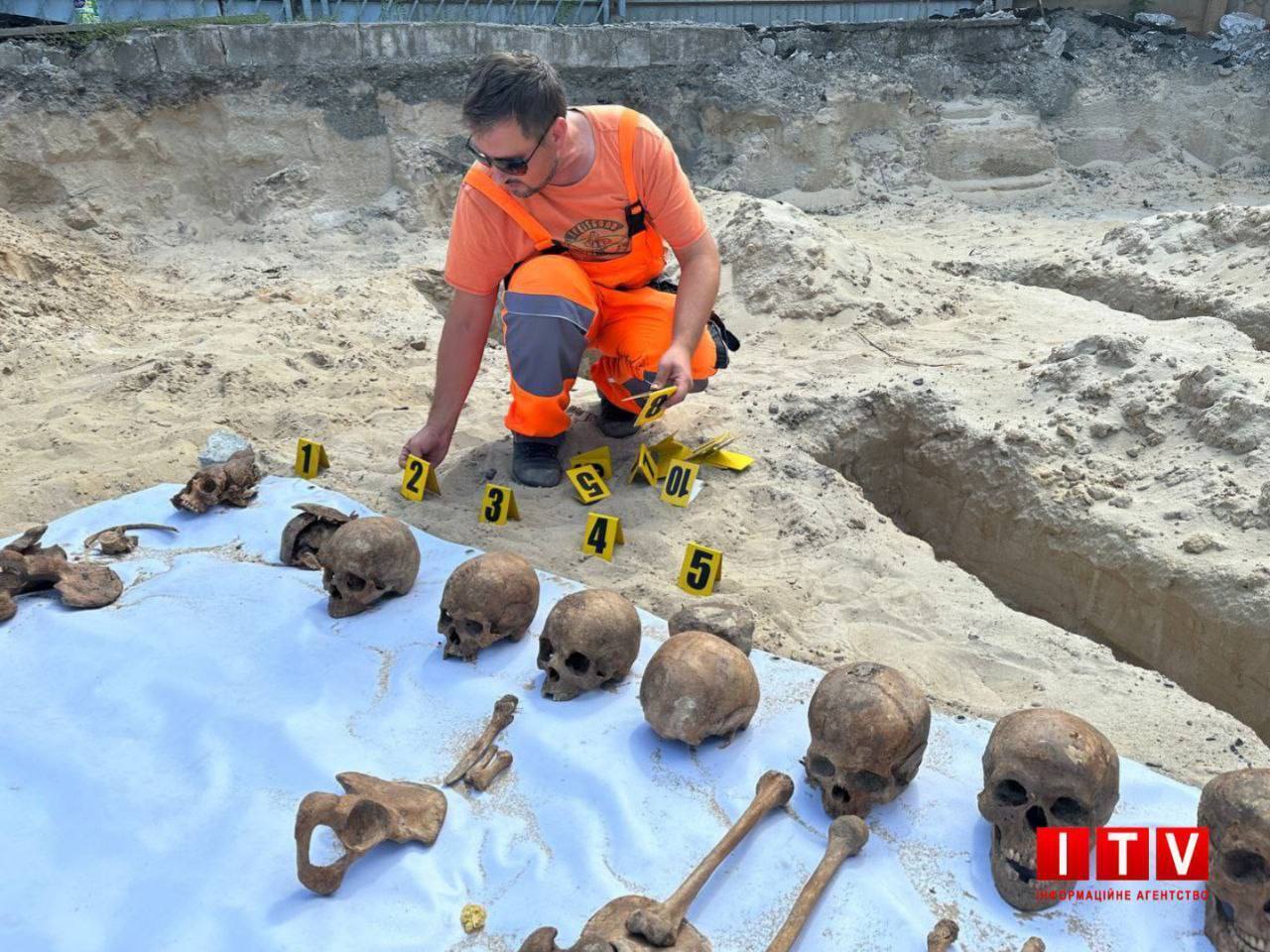 Під Києвом провели ексгумацію на місці радянського пам’ятника: виявили останки 16 осіб. Фото