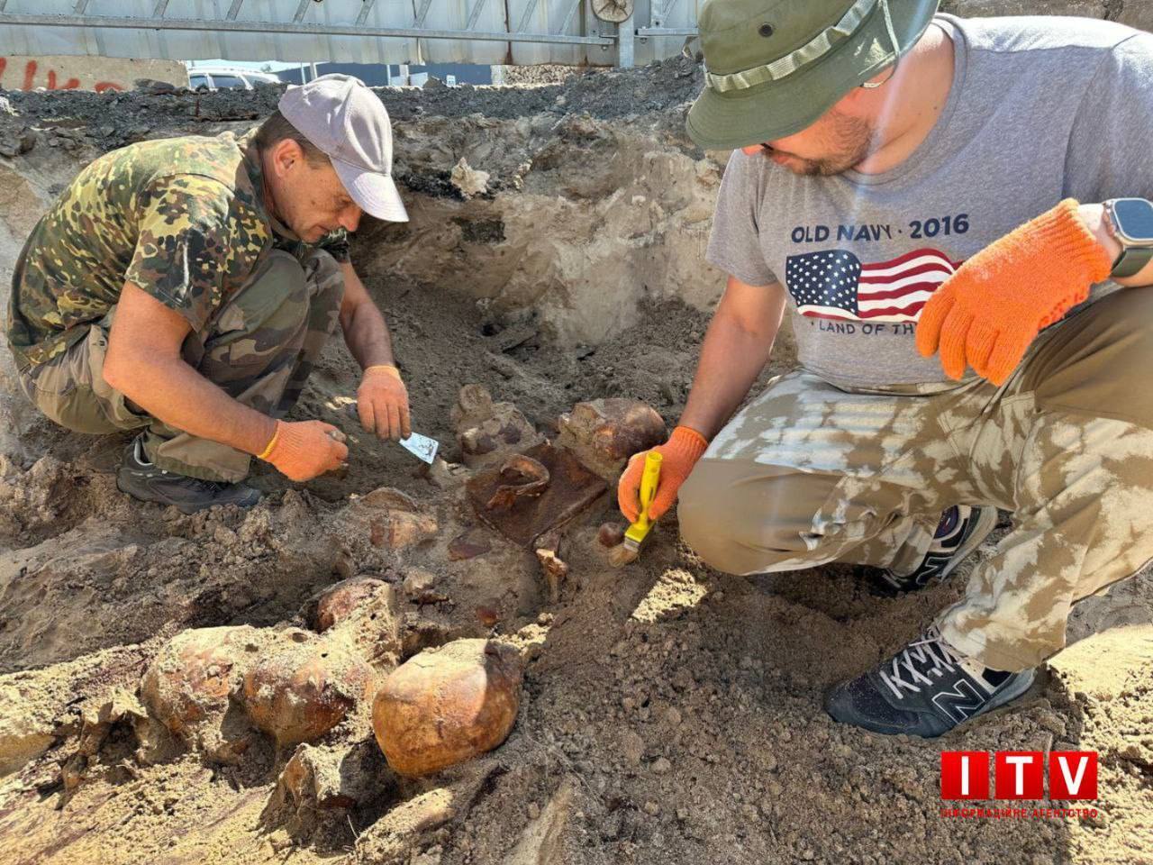 Под Киевом провели эксгумацию на месте советского памятника: обнаружили останки 16 человек. Фото