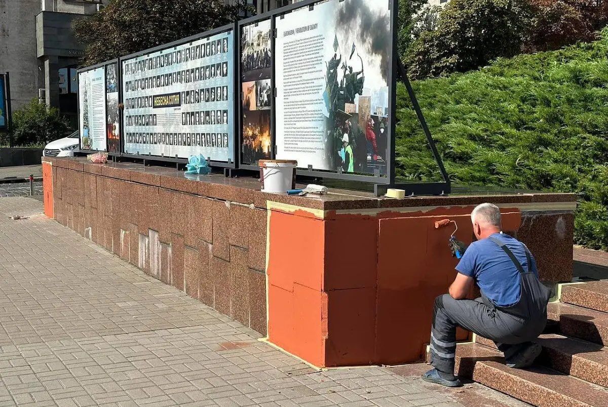 У Києві помітили чоловіка, який фарбував гранітну плитку біля Українського дому. Фото