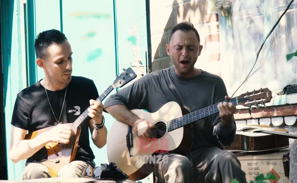 Переобулся на лету: вокалист группы "Звери", который выступал против войны, дал концерт для захватчиков на Донбассе. Видео