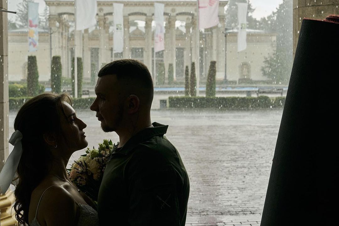 "Ця історія про незламність": український воїн "Самурай", який втратив очі на війні, зіграв весілля з коханою. Фото і відео 