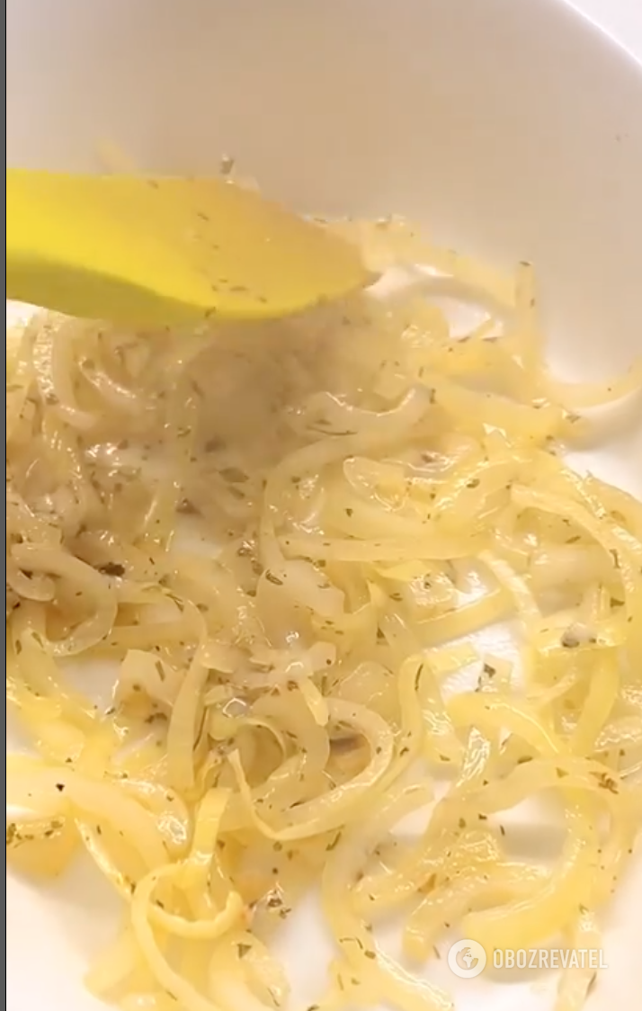 Смажена цибуля з вершковим маслом та спеціями