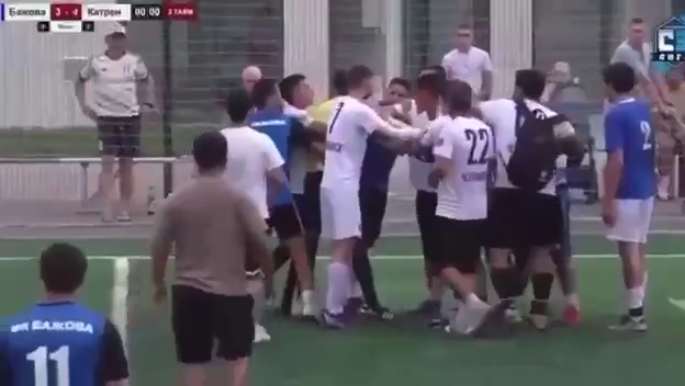 У Росії футболісти побили арбітра під час матчу. Відео