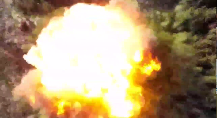 Эффектное зрелище: "Шершни Довбуша" одной гранатой уничтожили вражеский склад противотанковых мин. Видео