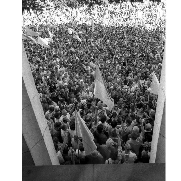 Украинцы под зданием Верховной Рады 24 августа 1991 года