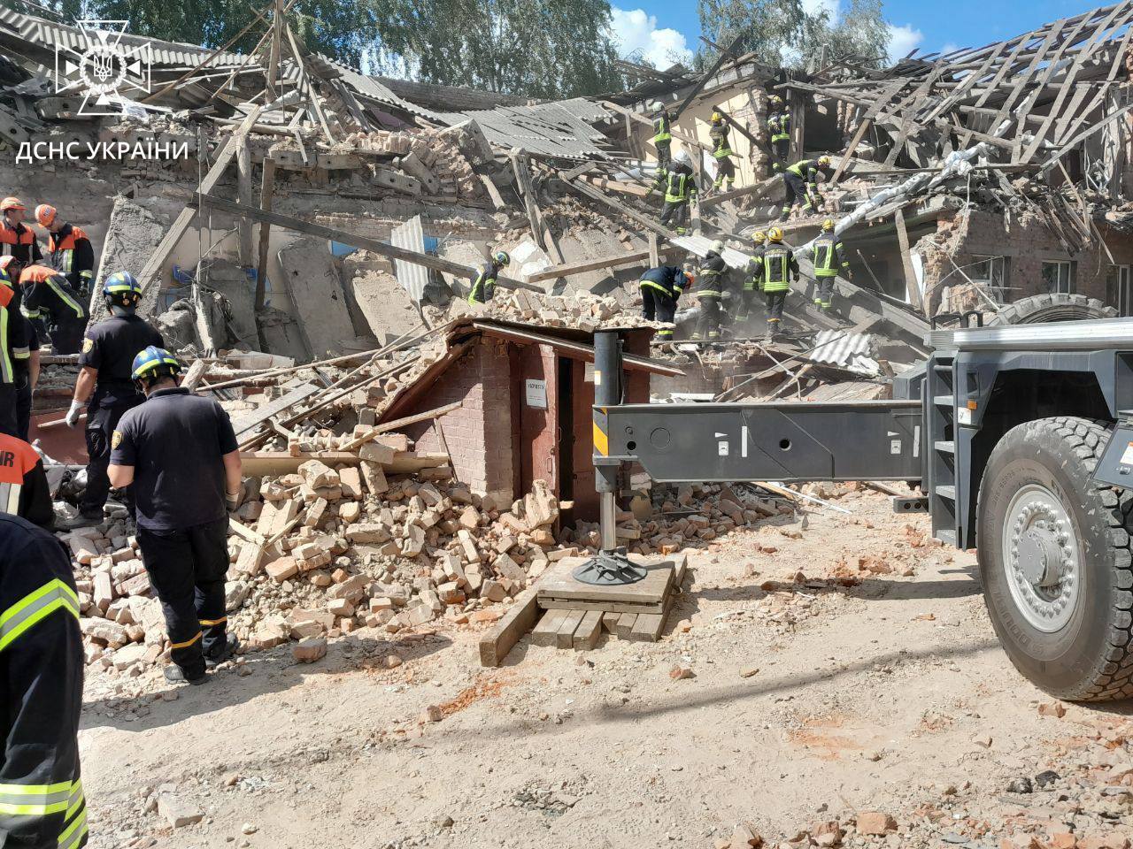 На Сумщині "Шахед" влучив у навчальний заклад, будівля повністю зруйнована: є загиблі і поранені. Фото