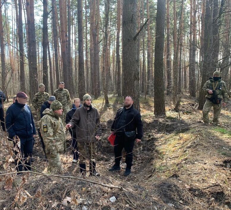 Правоохоронці повідомили про підозру окупантам, які на Київщині розстріляли водія цивільного автомобіля. Фото і відео